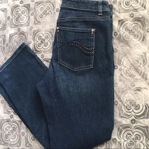 ⭐️ WHBM Size 6 Capri style jeans